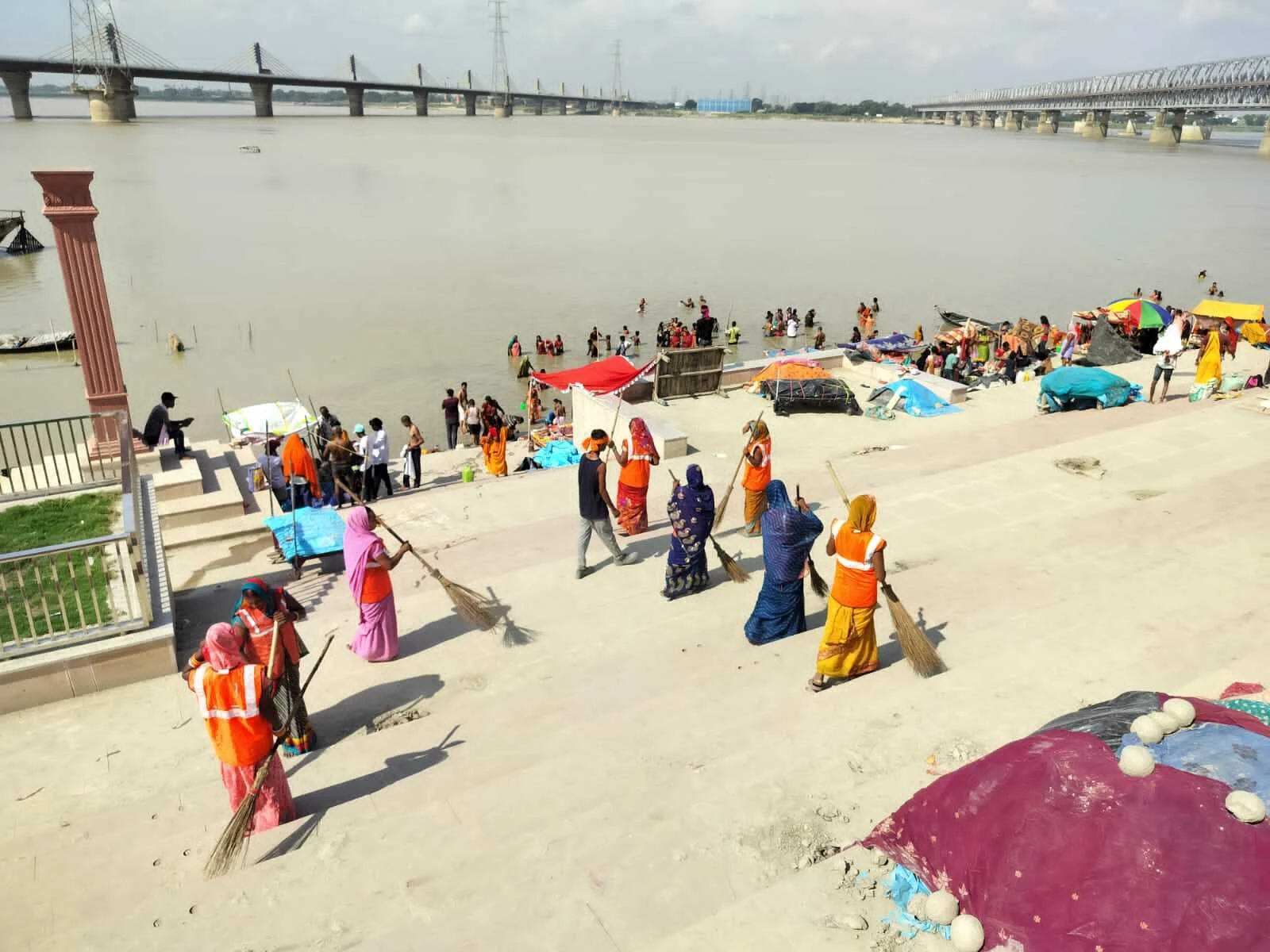 जिला पदाधिकारी बेगूसराय तुषार सिंगला के निर्देश पर श्रावणी मेला को लेकर स्वच्छता कर्मियों द्वारा सिमरिया घाट की गयी सफाई 9