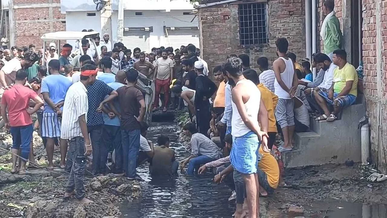 नालंदा: आंगनबाड़ी से पढ़कर घर लौटे रहे बच्चे की नाले में डूबने से हुई मौत, बच्चे की खोजबीन के लिए चलाया जा रहा है रेस्क्यू 11