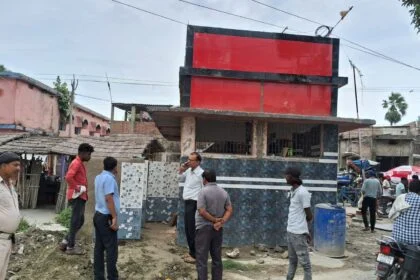 विकास कार्यों में उत्पन्न गति रोध को लेकर पदाधिकारियों ने किया स्थल निरीक्षण 17