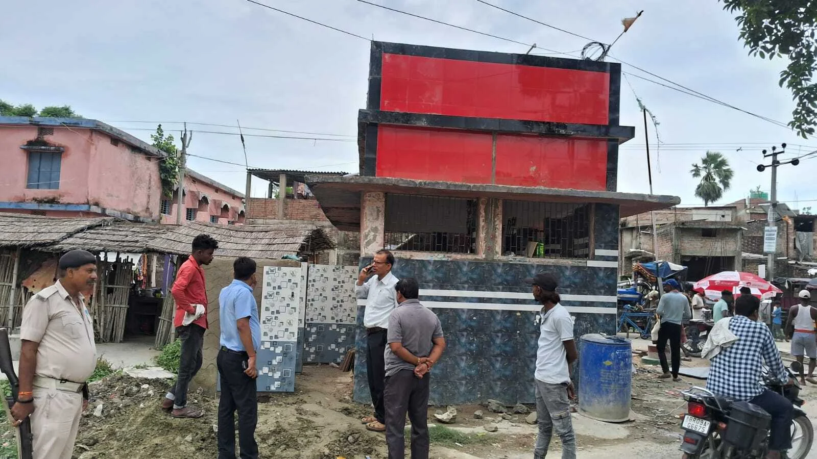 विकास कार्यों में उत्पन्न गति रोध को लेकर पदाधिकारियों ने किया स्थल निरीक्षण 5