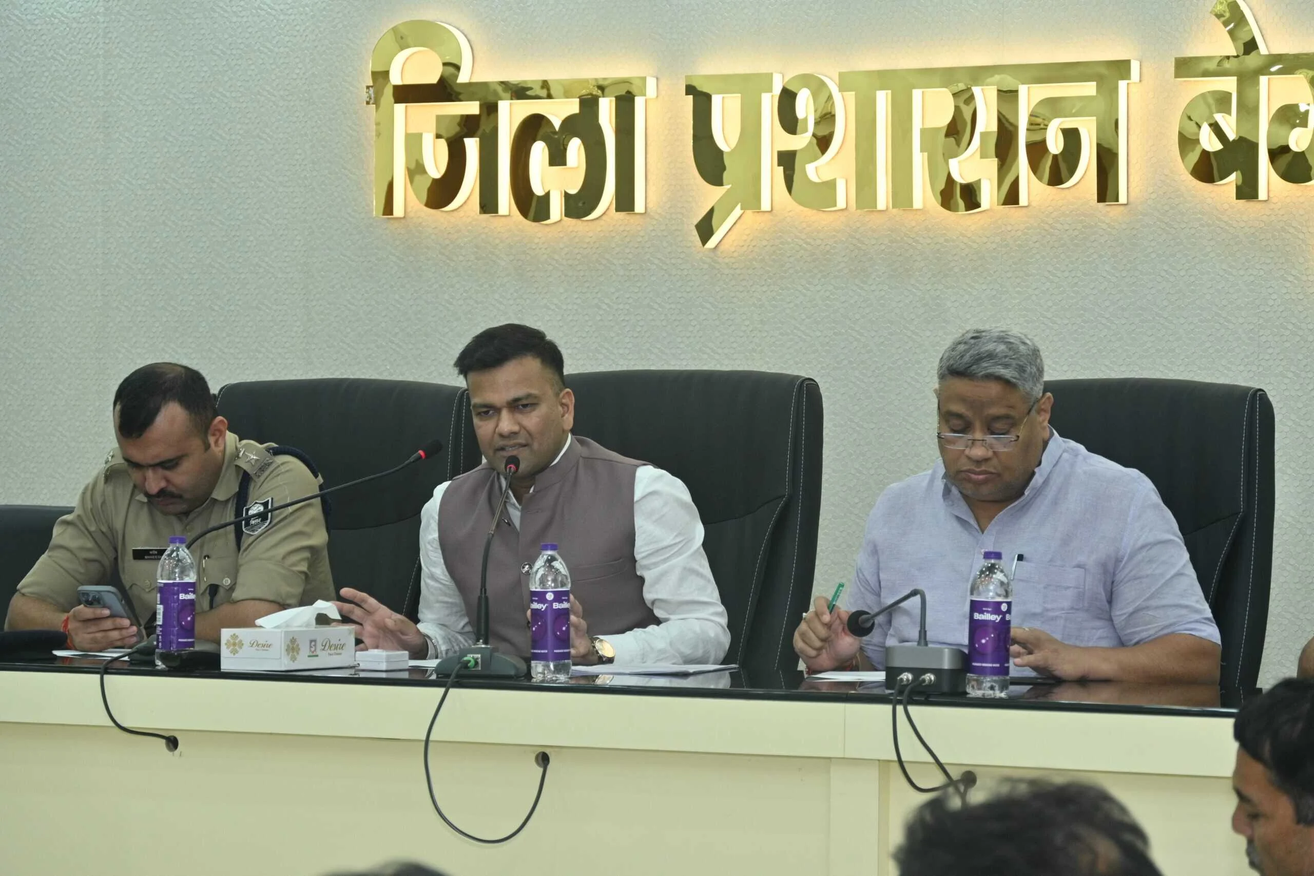 जिला पदाधिकारी, बेगूसराय तुषार सिंगला ने विशेष गहन पुनरीक्षण कार्य को लेकर वीडियो कॉन्फ्रेंसिंग के माध्यम से की समीक्षा बैठक 9
