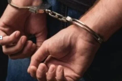 पुलिस गाड़ी से कुदकर एक कैदी फरार, लोगो ने पकर कर किया पुलिस के हवाले   19