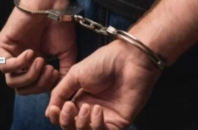 पुलिस गाड़ी से कुदकर एक कैदी फरार, लोगो ने पकर कर किया पुलिस के हवाले   4