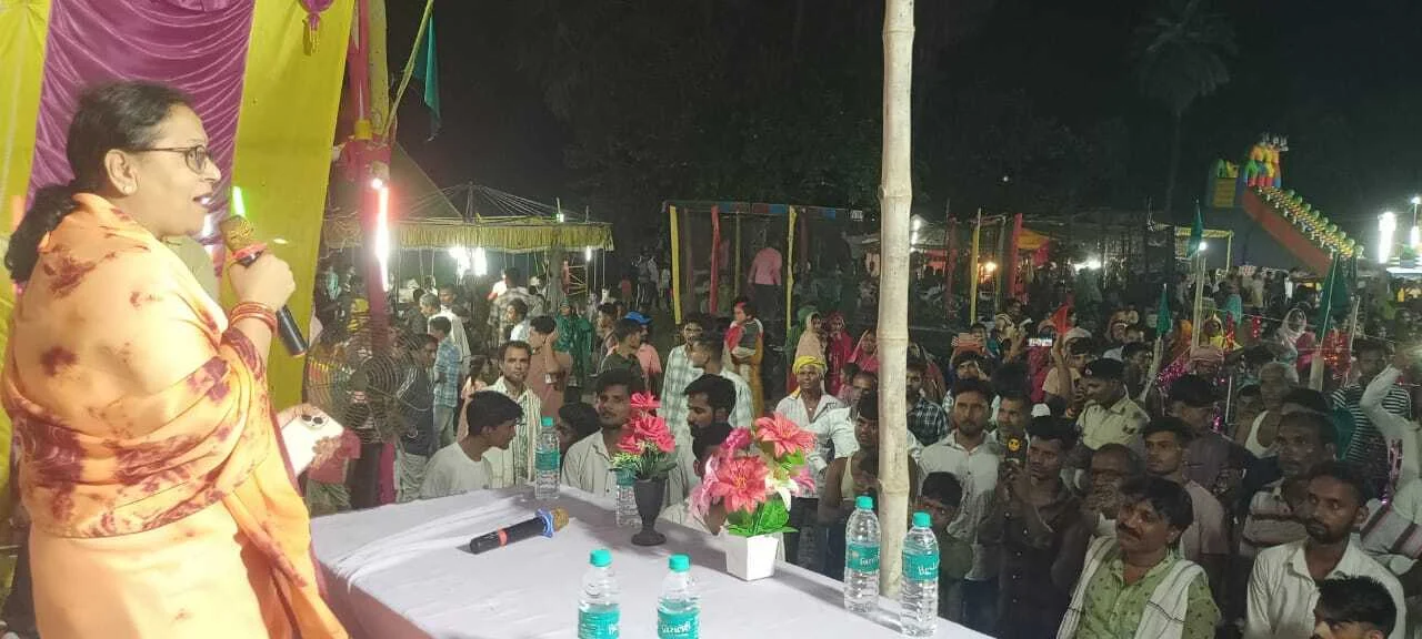 पुर्व नगर विधायक अमिता भुषण ने वीरपुर में आयोजित तीन दिवसीय कलावाजि प्रतियोगिता मेला का उद्घाटन समारोह पूर्वक किया 4