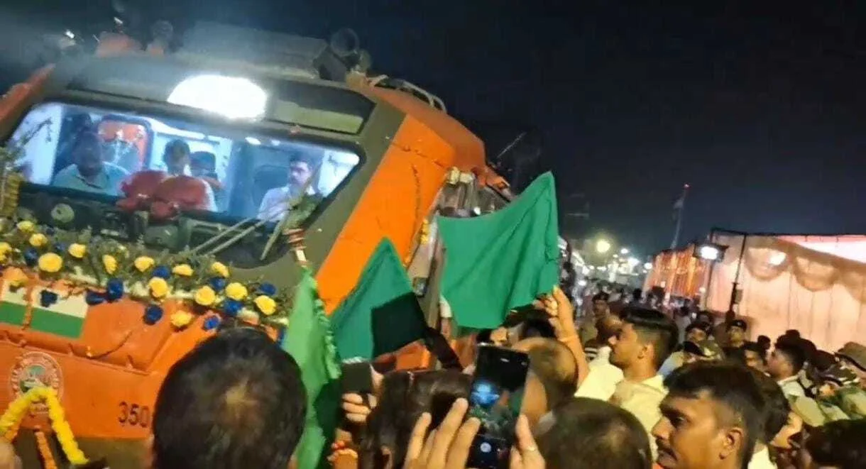 अमृत भारत एक्सप्रेस का जय श्री राम के नारे के साथ स्वागत, मंत्री ने दिखाई हरी झंडी 9