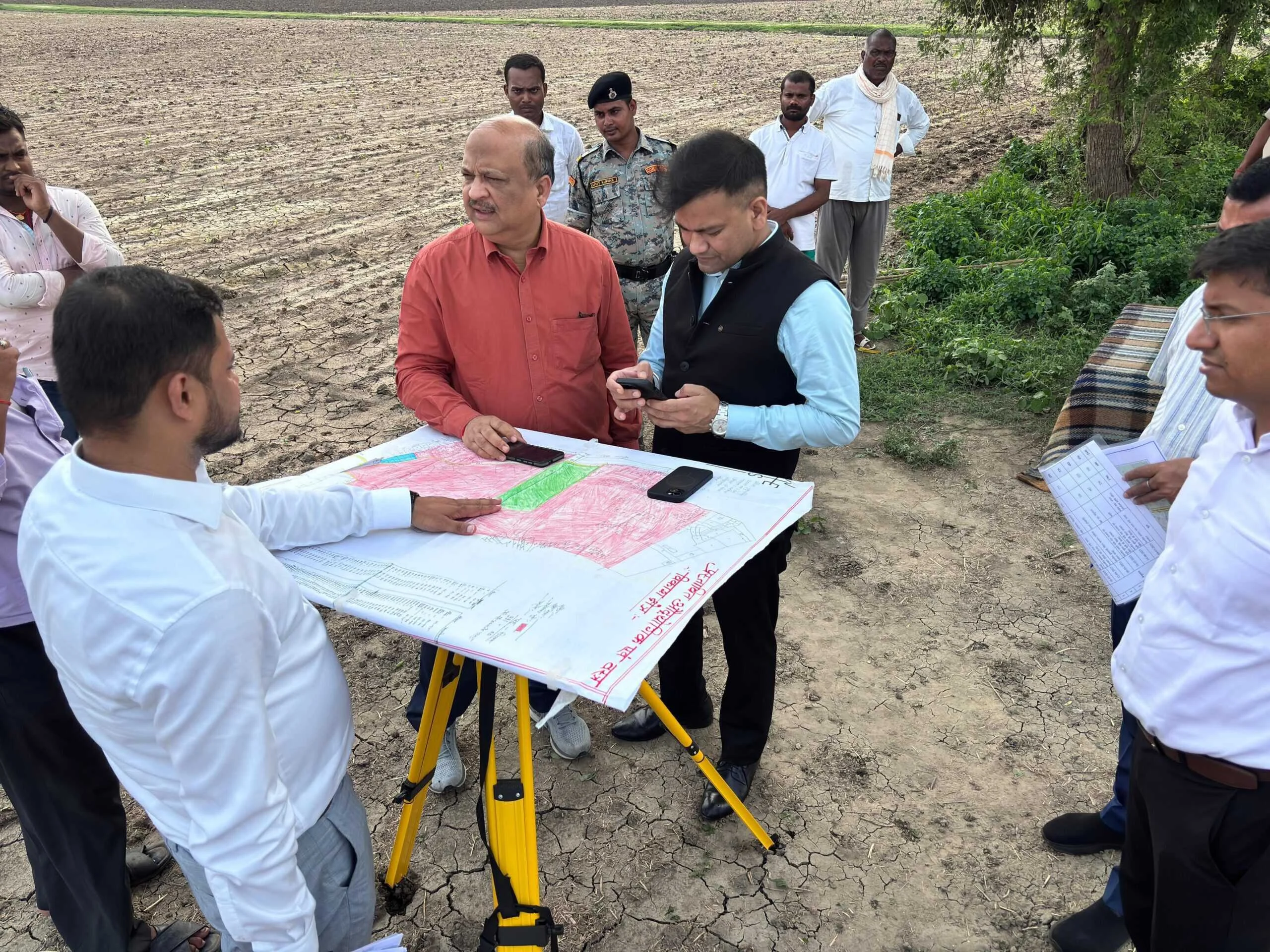 अपर मुख्य सचिव ने प्रस्तावित परियोजना के लिए आवंटित भूमि का किया निरीक्षण 4