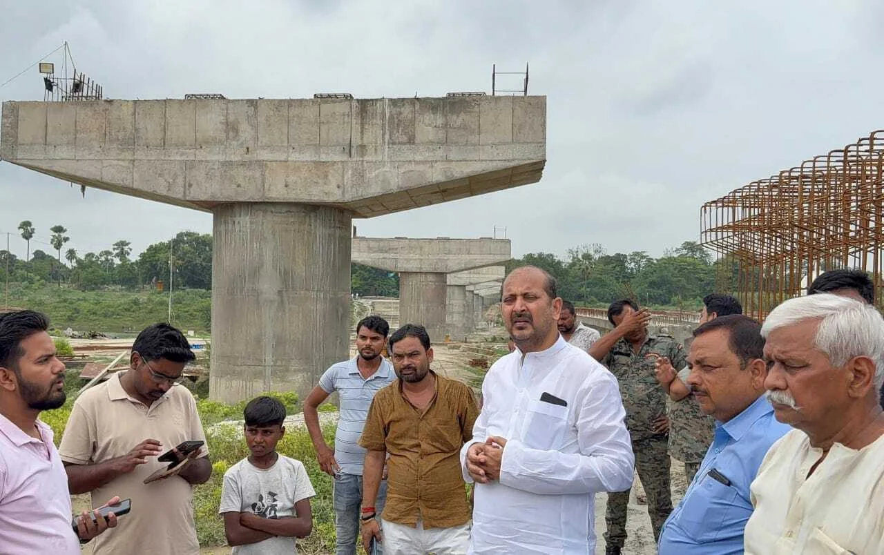 समस्तीपुर के स्थानीय विधायक अख्तरुल इस्लाम शाहीन ने बूढ़ी गंडक नदी के तट पर बन रहे पुल का किया निरीक्षण, गुणवत्तापूर्ण कार्य नही मिलने पर जताई नाराजगी 7