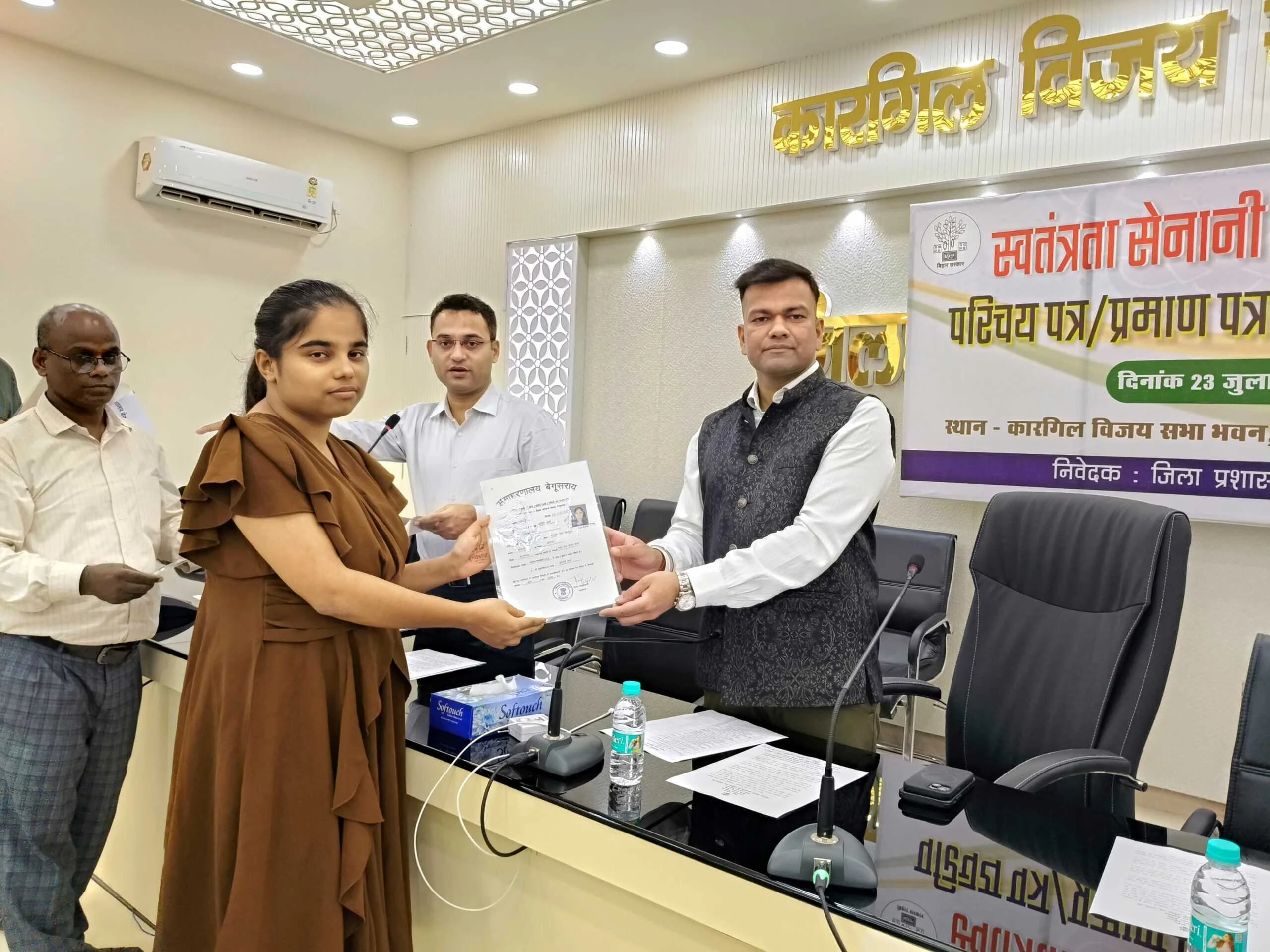 जिला पदाधिकारी बेगूसराय तुषार सिंगला द्वारा स्वतंत्रता सेनानी के उत्तराधिकारियों के बीच परिचय पत्र/प्रमाण पत्र का किया गया वितरण  2