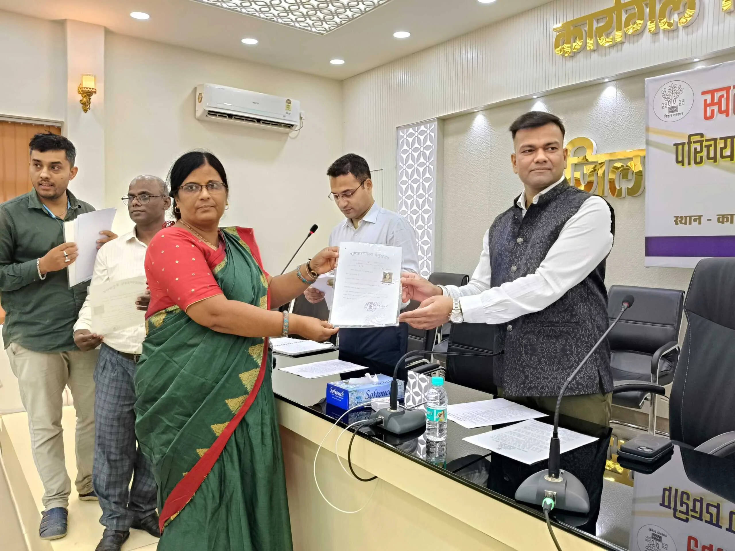 जिला पदाधिकारी बेगूसराय तुषार सिंगला द्वारा स्वतंत्रता सेनानी के उत्तराधिकारियों के बीच परिचय पत्र/प्रमाण पत्र का किया गया वितरण  3