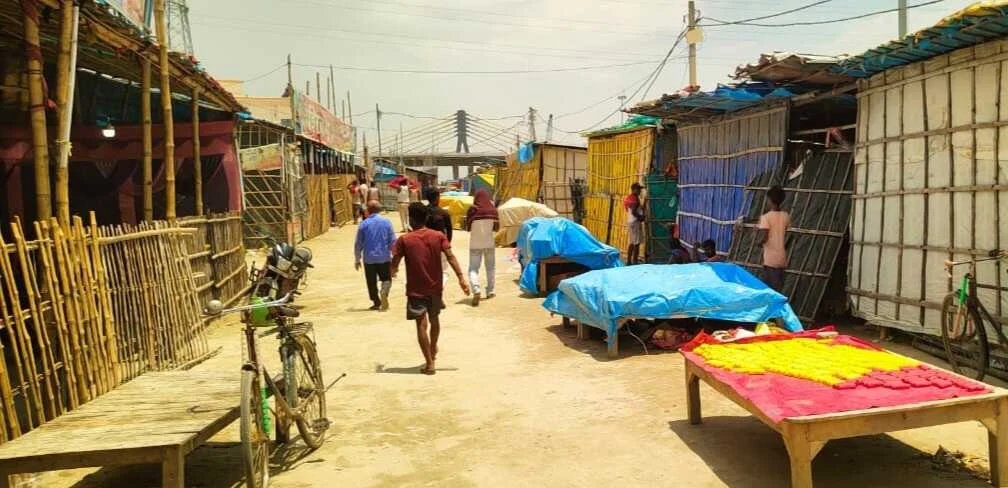 सिमरिया धाम में बैखौफ नकाबपोश अपराधियों ने दिनदहाड़े की गोलीबारी, आधा दर्जन से अधिक चलाई गोली, दुकानदारों में दहशत का माहौल 2