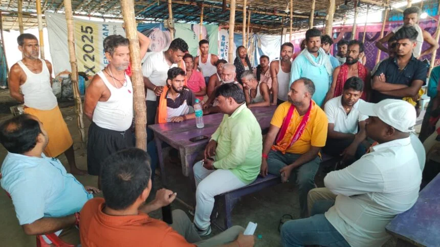 सिमरिया धाम में बैखौफ नकाबपोश अपराधियों ने दिनदहाड़े की गोलीबारी, आधा दर्जन से अधिक चलाई गोली, दुकानदारों में दहशत का माहौल 1