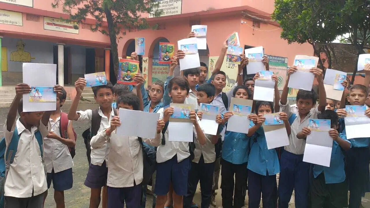 मेघा प्रतियोगिता के नाम पर बच्चों को एकत्रित कर निर्दलीय प्रत्याशी के चुनाव प्रचार करने का ग्रामीणों ने एचएम पर लगाया आरोप 2