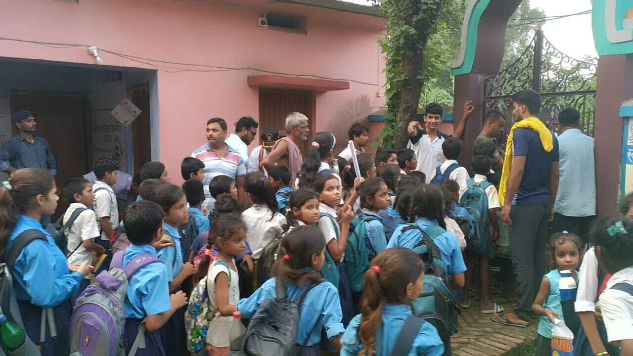 मेघा प्रतियोगिता के नाम पर बच्चों को एकत्रित कर निर्दलीय प्रत्याशी के चुनाव प्रचार करने का ग्रामीणों ने एचएम पर लगाया आरोप 3