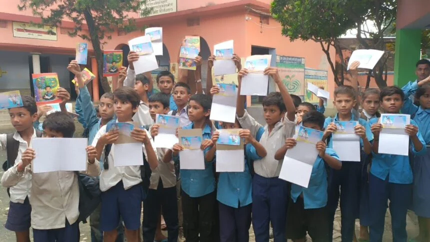 मेघा प्रतियोगिता के नाम पर बच्चों को एकत्रित कर निर्दलीय प्रत्याशी के चुनाव प्रचार करने का ग्रामीणों ने एचएम पर लगाया आरोप 1