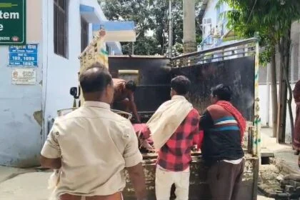 प्रेमी के लिए अपने पति से रिश्ता तोड़ा , खुद के घर में फंदे से लटका मिला युवती का शव, परिजन हत्या का लगाया आरोप 31