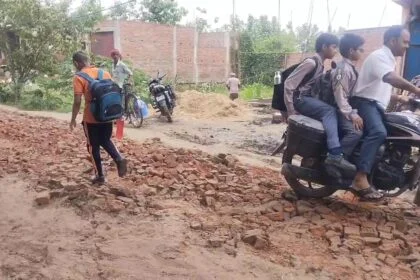 कैमूर: मोहनिया के वीआईपी कॉलोनी जाने वाली सड़क अपनी दुर्दशा पर बहा रहा है आंसू , लोगो को आवागमन में हो रही है काफी परेशानी  20