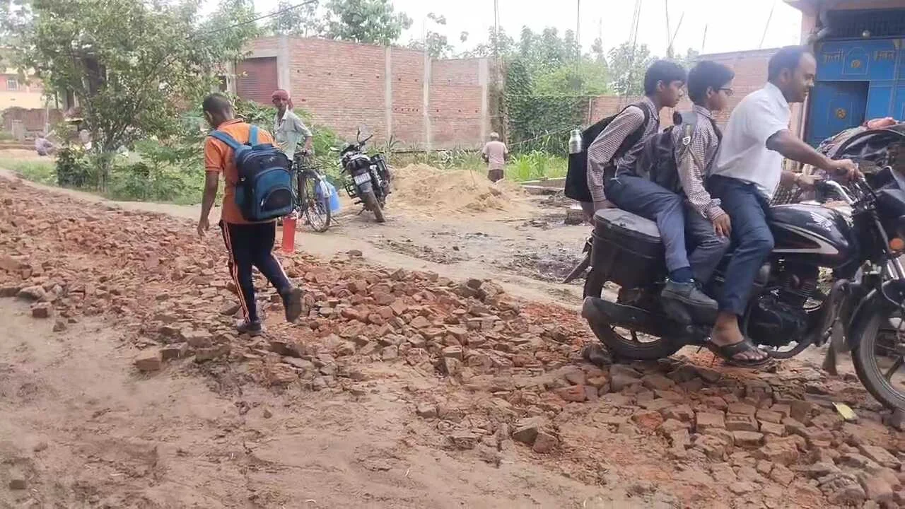 कैमूर: मोहनिया के वीआईपी कॉलोनी जाने वाली सड़क अपनी दुर्दशा पर बहा रहा है आंसू , लोगो को आवागमन में हो रही है काफी परेशानी  5
