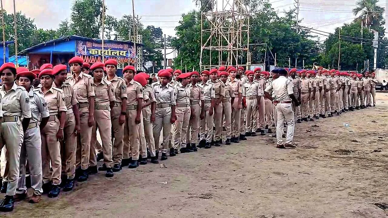मुहर्रम पर्व को लेकर डीएसपी की अगुआई में बिहार शरीफ के श्रम कल्याण केंद्र के मैदान से निकाला गया फ्लैग मार्चसभी संवेदनशील इलाके का किया भ्रमण। 3