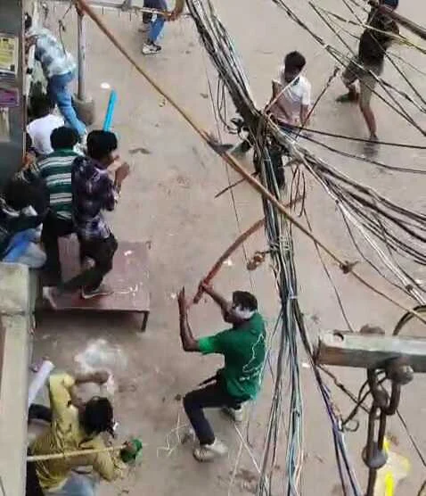 समस्तीपुर : मारवाड़ी बाजार में मुहर्रम जुलूस के दौरान कुछ असामाजिक तत्वों ने एक पूजा सामग्री की दुकान पर किया तोड़फोड़  4