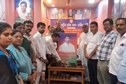 समस्तीपुर: राष्ट्रीय लोक जनशक्ति पार्टी के कार्यालय में रालोजपा प्रदेश अध्यक्ष सह पूर्व सांसद प्रिंस राज पासवान का जन्म दिन कार्यकर्ताओं हर्षोल्लास के साथ मनाया 17
