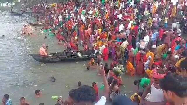सावन की पहली सोमवारी को लेकर बेगूसराय में विभिन्न गंगा घाटों पर श्रद्धालुओं की जुटी भीड़ 6
