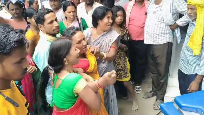 बेगूसराय में बेख़ौफ़ अपराधियों ने दिनदहाड़े दो युवक को मारी गोली, एक युवक की मौत, एक बुरी तरह जख्मी 4