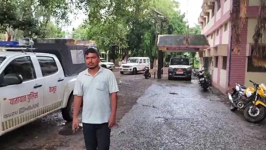 कैमूर जिला जज के गार्ड पर बदमाशों ने किया जानलेवा हमला, मारपीट कर पैसे पर्स और बाइक लुट कर हुआ फरार 6