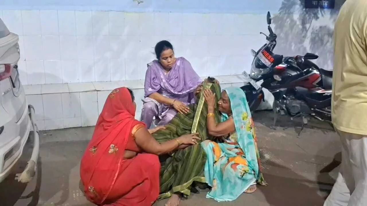 कैमूर: बकरी चरा कर घर जाने के दौरान बिजली करंट की चपेट में आने से बुजुर्ग की हुई मौत  5