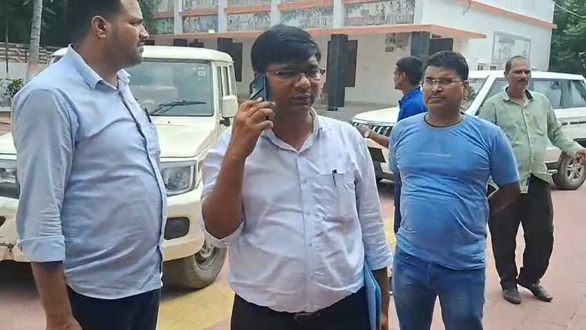समस्तीपुर: 20 हजार रुपये घुस लेते निगरानी विभाग की टीम ने महिला थानाध्यक्ष व चालक को किया गिरफ्तार 8