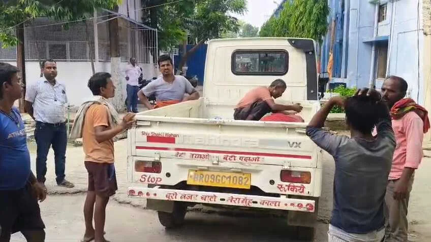 बेगूसराय में एक दर्दनाक हादसे में पिकअप बैन की चपेट में आने से जहां पत्नी की मौत,पति गंभीर रूप से घायल 4
