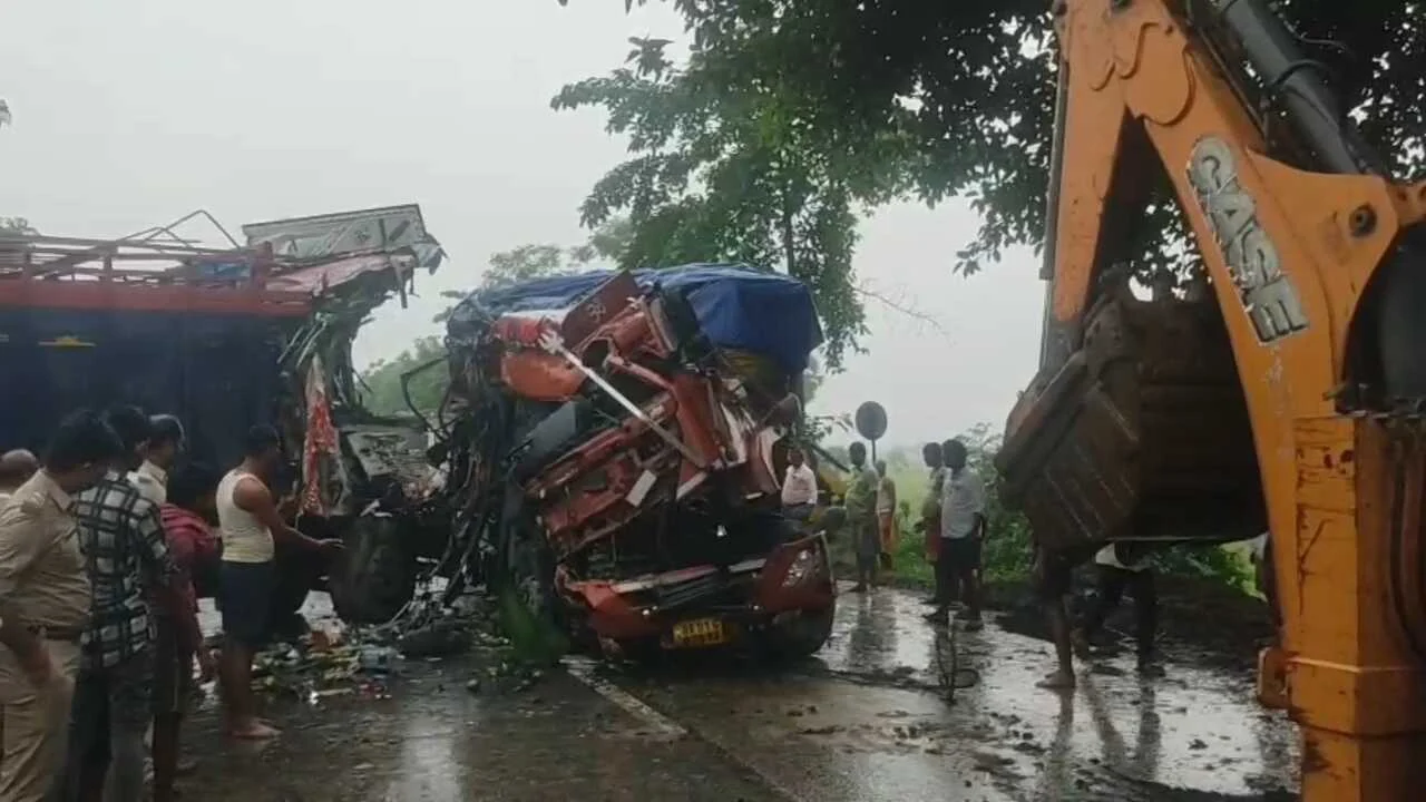 नालंदा में भीषण सड़क हादसा, गैस टैंकलोरी और आम लदे ट्रक की आमने-सामने हुई टक्कर, दो की मौत एक गंभीर रूप से धायल 2