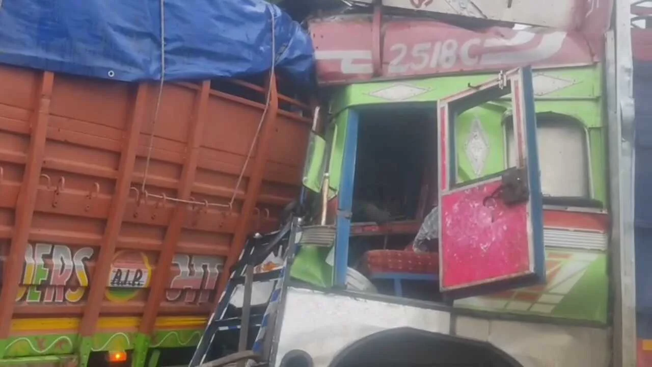 नालंदा में भीषण सड़क हादसा, गैस टैंकलोरी और आम लदे ट्रक की आमने-सामने हुई टक्कर, दो की मौत एक गंभीर रूप से धायल 3