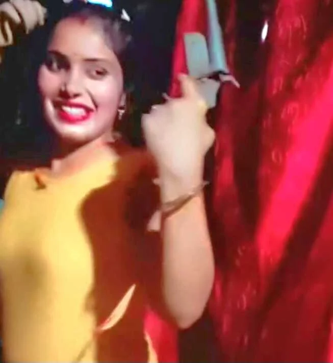 समस्तीपुर: एक युवती का देसी कट्टा लहराते हुए डांस करने का वीडियो इंटरनेट पर तेजी से हो रहा है वायरल  1