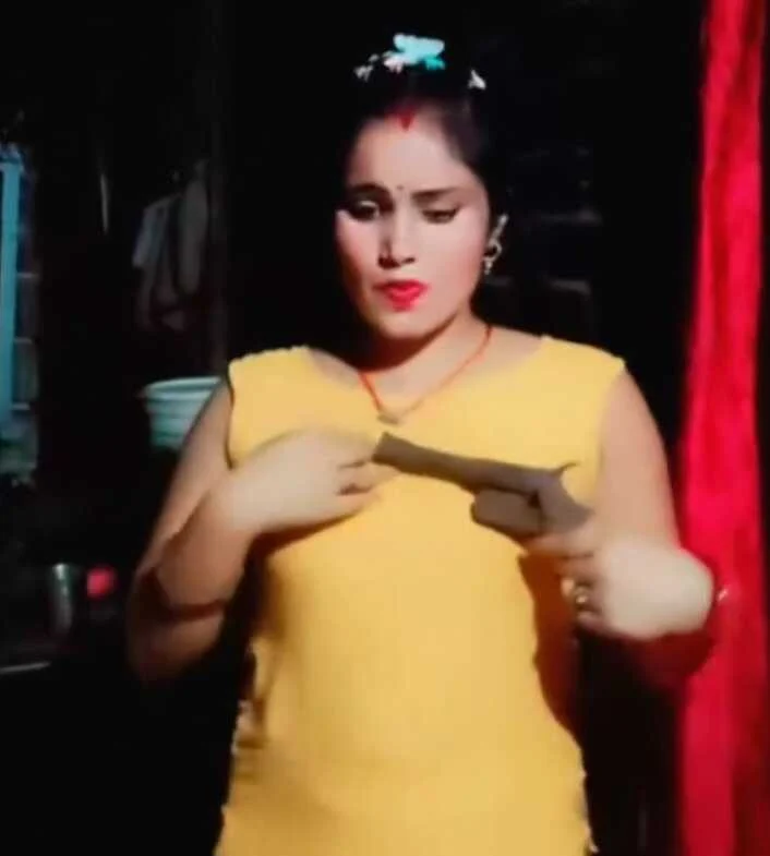 समस्तीपुर: एक युवती का देसी कट्टा लहराते हुए डांस करने का वीडियो इंटरनेट पर तेजी से हो रहा है वायरल  2