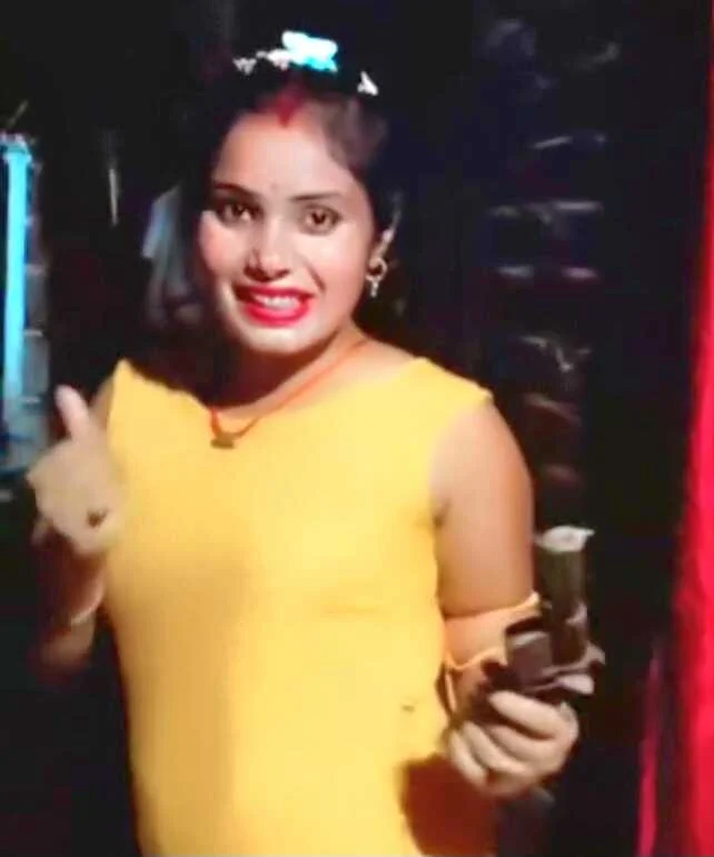 समस्तीपुर: एक युवती का देसी कट्टा लहराते हुए डांस करने का वीडियो इंटरनेट पर तेजी से हो रहा है वायरल  3