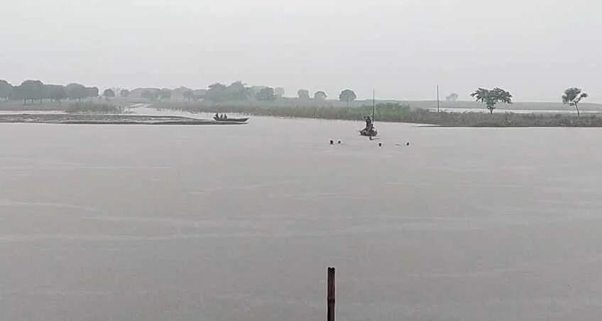 खगड़िया - घास लाने के क्रम में नाव डूबी, दो की मौत, शेष 8 महिला पानी से तैरकर किसी तरह बचाई जान 2