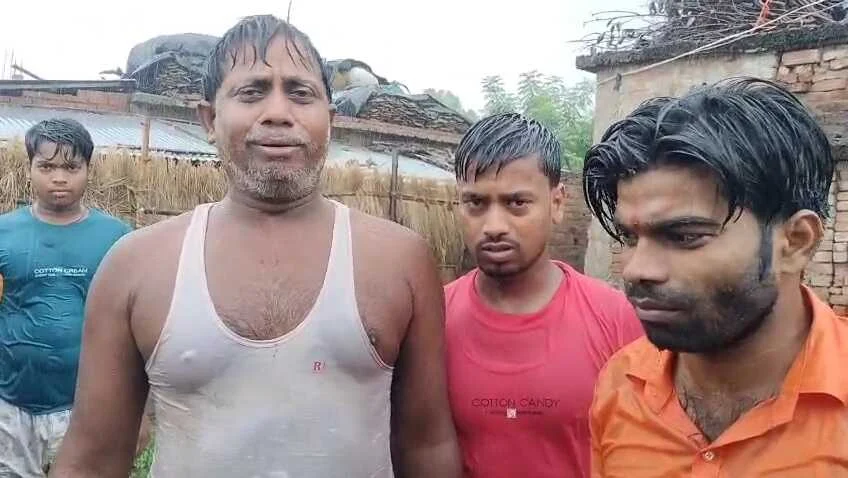 खगड़िया - घास लाने के क्रम में नाव डूबी, दो की मौत, शेष 8 महिला पानी से तैरकर किसी तरह बचाई जान 3