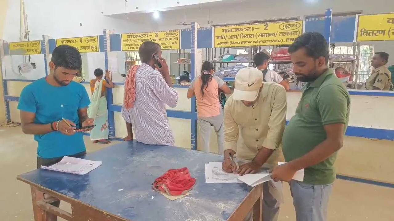 बिहार में सिस्टम बना मजाक, आरटीपीएस (RTPS) पोर्टल पर फर्जीवाड़े के मामले थमने का नाम नहीं ले रहे हैं, नालंदा में आवासीय प्रमाण पत्र में कही कार तो कही फिल्मी पोस्टर अपलोड किया  2