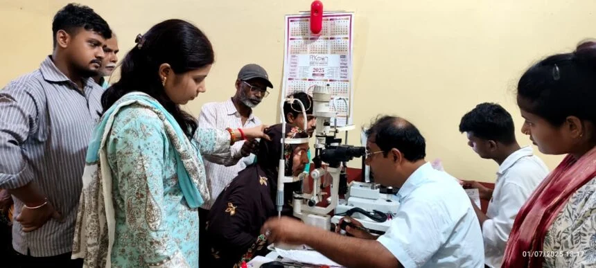 डॉक्टर्स डे के अवसर पर किरण नेत्रालय सेवा समिति के द्वारा आंख जांच कैंप का किया गया आयोजन 1