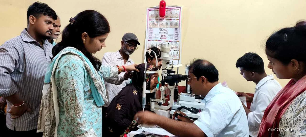 डॉक्टर्स डे के अवसर पर किरण नेत्रालय सेवा समिति के द्वारा आंख जांच कैंप का किया गया आयोजन 2