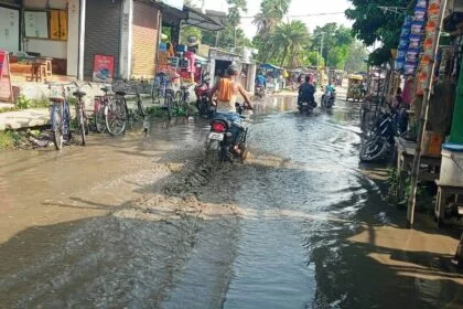 वीरपुर बाजार में जलजमाव के कारण कीचर ही कीचर, बिन वर्षा जल प्रलय, जिम्मेवार कौन? 27