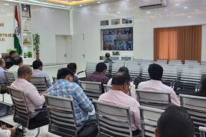 जिलाधिकारी के नेतृत्व में वीडियो कॉन्फ्रेंसिंग के माध्यम से निर्वाचक निबंधन पदाधिकारी एवं सहायक निर्वाचन के साथ की समीक्षा 15