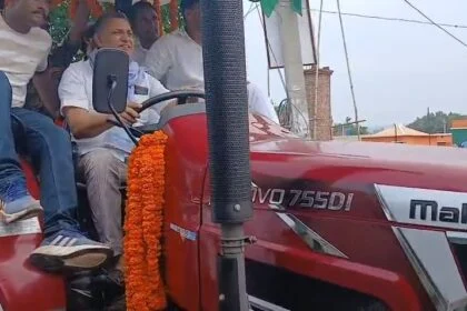 कैमूर: किसान महासम्मेलन में ट्रैक्टर से बक्सर पहुंचे सांसद सुधाकर सिंह, राज्य व केन्द्र के खिलाफ जमकर बरसे 20