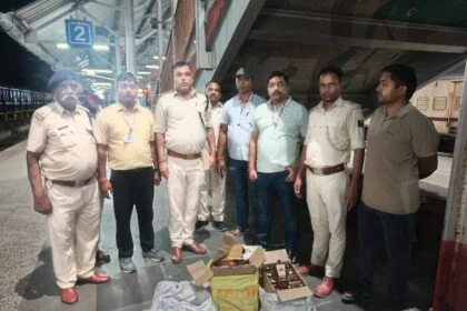 समस्तीपुर रेलवे पुलिस ने लावारिस अवस्था में 43 बोतल विदेशी शराब किया बरामद 23