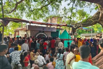 भगवानपुर के अतरूआ के मां काली मंदिर में वार्षिक महोत्सव में उमड़ी श्रद्धालुओं की भीड़ 25