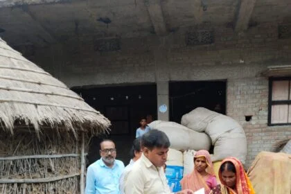 बेगूसराय के विभिन्न प्रखंडों में बीएलओ,सुपरवाइजर घर-घर जाकर विषेश गहन पुनरीक्षण कार्य के तहत मतगणना प्रपत्र भरने का कर रहे है काम 24