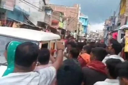 बेगूसराय के बखरी थाना क्षेत्र में हत्या से नाराज लोगों ने सड़क जाम कर काटा बवाल, पुलिस के साथ की धक्का मुकी एवं पुलिस गाड़ी को किया क्षतिग्रस्त 22