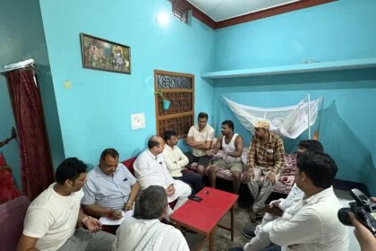 छात्रा मोनिका कुमारी की लापता होने की सूचना पर बिहार विधानसभा के मुख्य सचेतक अख्तरुल इस्लाम शाहीन पीड़ित परिवार से मिलकर जानकारी ली 28