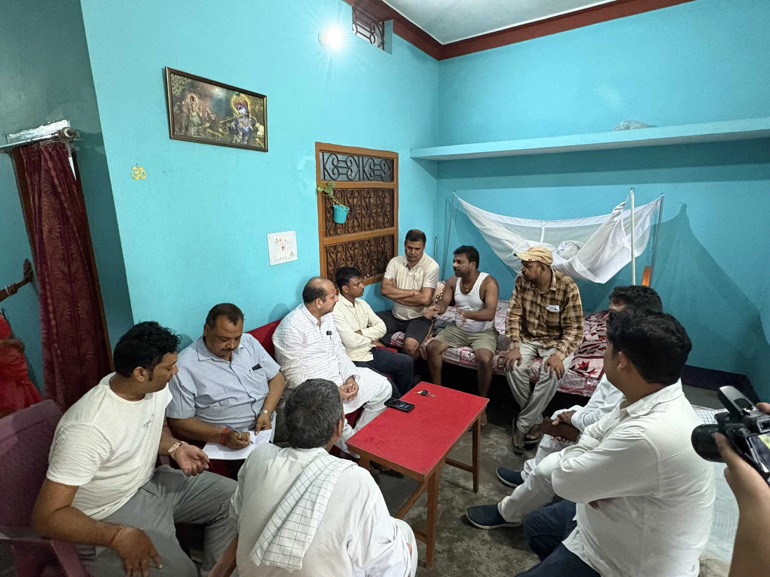छात्रा मोनिका कुमारी की लापता होने की सूचना पर बिहार विधानसभा के मुख्य सचेतक अख्तरुल इस्लाम शाहीन पीड़ित परिवार से मिलकर जानकारी ली 7