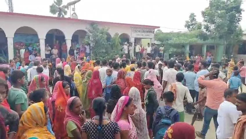 समस्तीपुर: शिक्षक ने स्कूल में छात्राओं की डंडे से की पिटाई,ग्रामीणों ने कार्यवाई की मांग को लेकर किया हंगामा 7